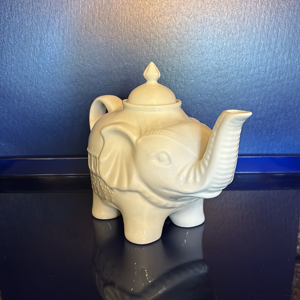 Cordon Bleu White Porcelain China Good Luck Elephant Teapot w/ Lid Emboss Detail